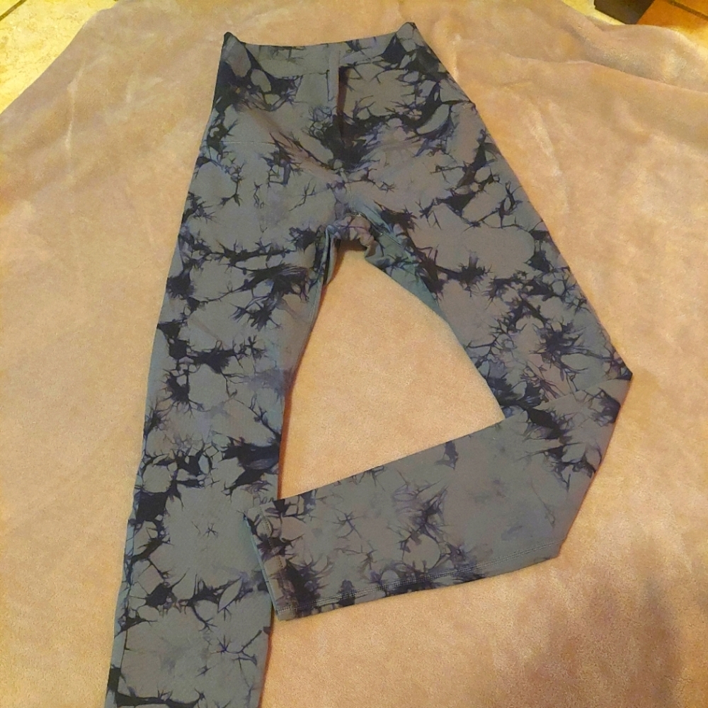 Lululemon high rise diamond dye black gray leggings size 4.